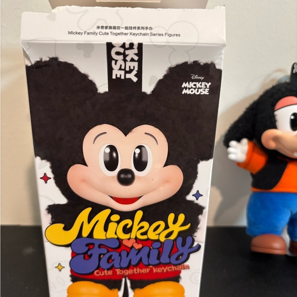 Authentic Mickey Family Goofy Keychain - Picture 2 of 5